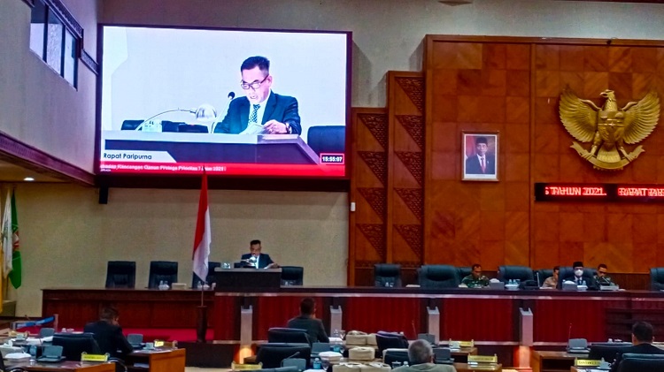 Pak HT. Ibrahim, ST. MM. Menyampaikan Pendapat Akhir Fraksi Partai Demokrat DPR Aceh terhadap 6 Rancangan Qanun Program Legislasi Aceh (Prolega) Perioritas Tahun 2021 pada Rapat Paripurna DPR Aceh