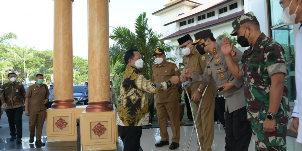 Gubernur Aceh, Nova Iriansyah bersama Sekda Aceh Taqwallah dan unsur Forkopimda Aceh lainnya, menjemput kedatangan Menteri Dalam Negeri, Muhammad Tito Karnavian, di Bandara Internasional Sultan Iskandar Muda, Blang Bintang, Aceh Besar, Selasa (14/12/2021). Foto: Humpro