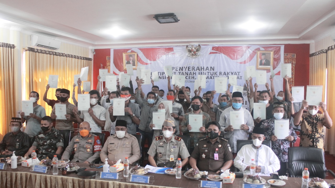 Sofyan Djalil Serahkan 25.000 Sertifikat Tanah untuk Masyarakat Aceh