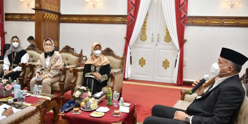 Gubernur Aceh, Ir.H. Nova Iriansyah, MT Menerima Silaturrahmi Staf Khusus Presiden Republik Indonesia Ayu Kartika Dewi beserta rombongan di Meuligoe Gubernur Aceh, Banda Aceh, Jumat (17/12/2021).