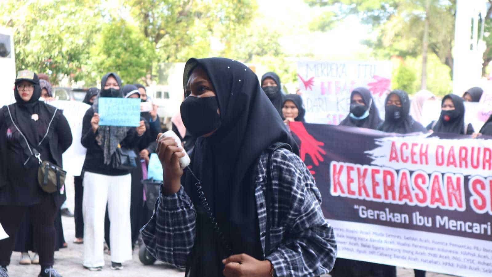 Puluhan Perempuan Aceh Gelar Aksi Damai di Gedung DPRA terkait kekerasan seksual di Aceh. (Foto: Nukilan/Achmad)