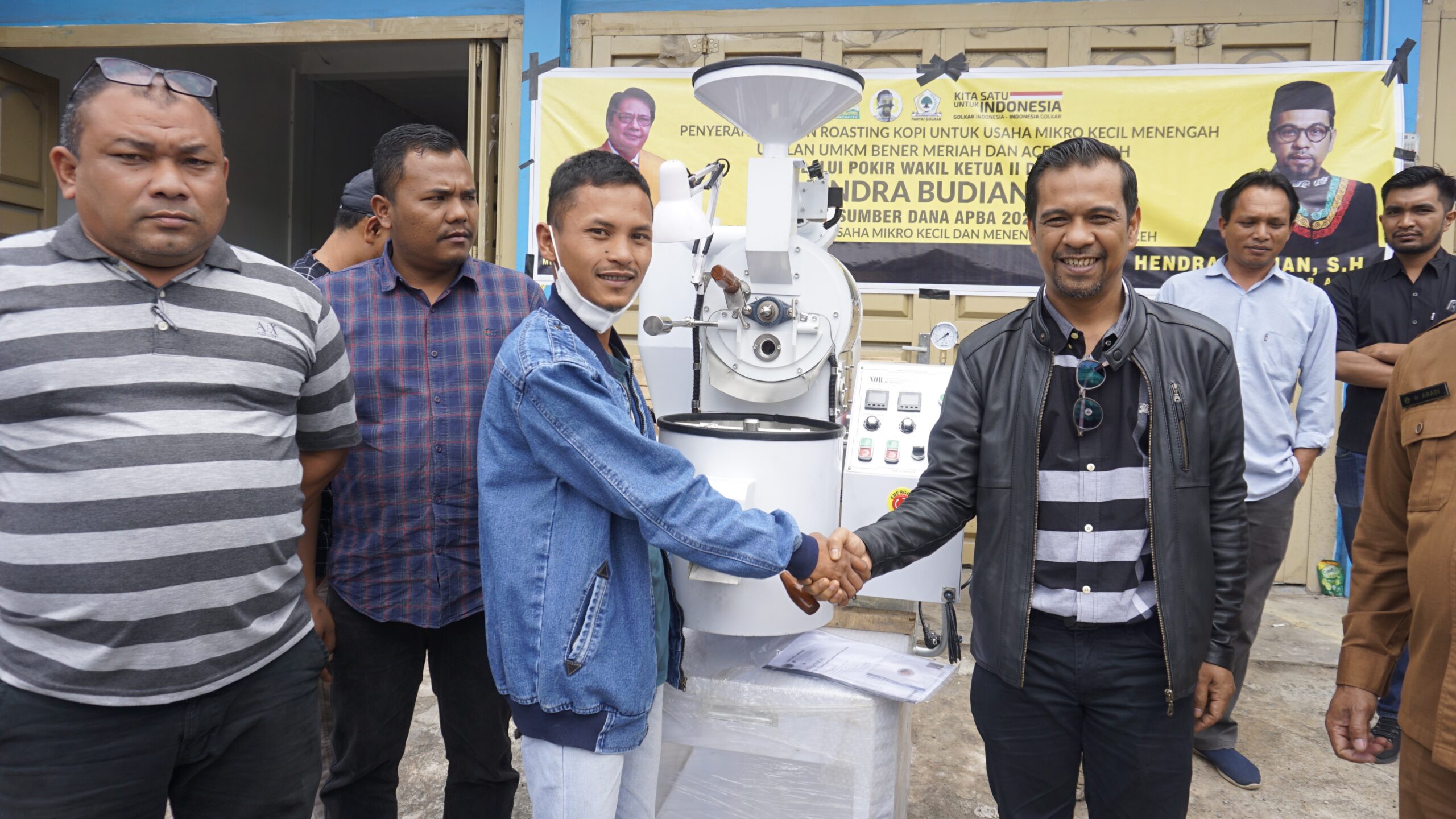 Proses serah terima mesin roasting kopi di Bener Meriah, Minggu (6/12/2021). Foto: Dok. Ist
