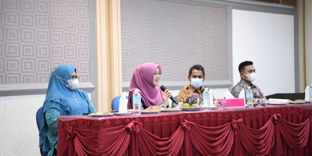 Ketua TP-PKK Aceh Dyah Erti Idawati menyampaikan materi dalam Rapat Koordinasi Perlindungan Hak Anak bersama Pemerintah Kabupaten Nagan Raya di Aula Grand Nagan Hotel, Senin (27/12/2021). Foto: Humpro