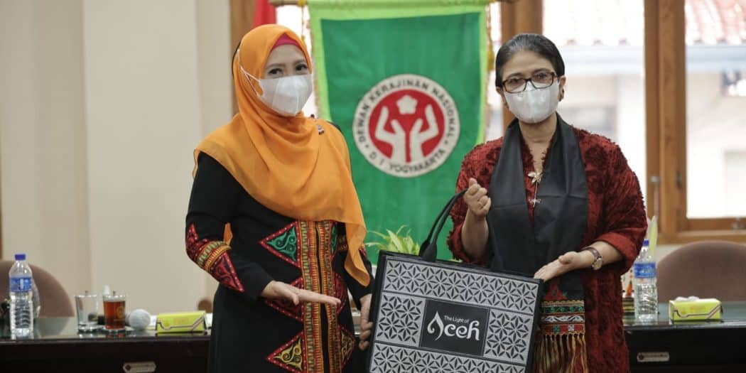 Ketua Dekranasda Aceh Dr. Ir. Dyah Erti Idawati, MT foto bersama Wakil Ketua I Dekranasda Istimewa Yogyakarta, Gusti Kanjeng Bendara Raden Ayu Adipati Paku Alam, saat melakukan kunjungan silaturahmi dan studi banding kolaborasi kerajinan Aceh dengan Yogyakarta di Aula Dekranasda Daerah Istimewa Yokyakarta, Sabtu (18/12/2021). Foto: Humpro.
