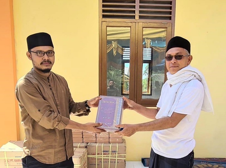 Anggota DPRA Tgk Attarmizi Hamid saat Menyerahkan Kitab Ianah Tutthalibin (Foto: Dok.Ist)