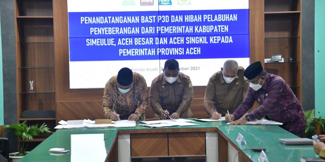 Sekretaris Daerah Aceh, dr. Taqwallah, M. Kes bersama Bupati Simeulu H. Erli Hasyim, Bupati Aceh Singkil Dulmusrid, dan Sekda Kabupaten Aceh Besar Sulaimi, menandatangani BAST P3D dan Hibah Pelabuhan Penyeberangan dari Pemerintah Kabupaten Simeulue, Kabupaten Aceh Besar dan Kabupaten Aceh Singkil Kepada Pemerintah Aceh di Ruang Rapat Sekda Lantai II Kantor Gubernur Aceh, Banda Aceh, Senin (27/12/2021). Foto: Humpro