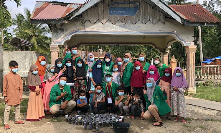 Mahasiswa KKN Unimal Manfaatkan Barang Bekas jadi Media Vertikultur
