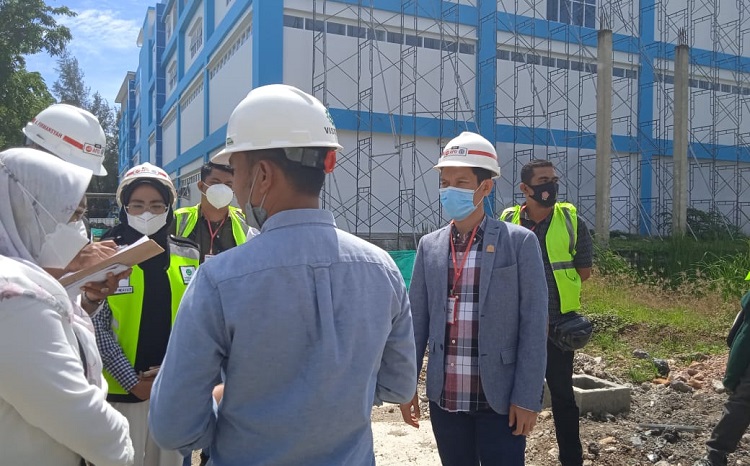 Ketua Pansus LHP BPK DPRA saat Meninjau Gedung Oncology RSUZA, (Foto: Irfan/Nukilan)