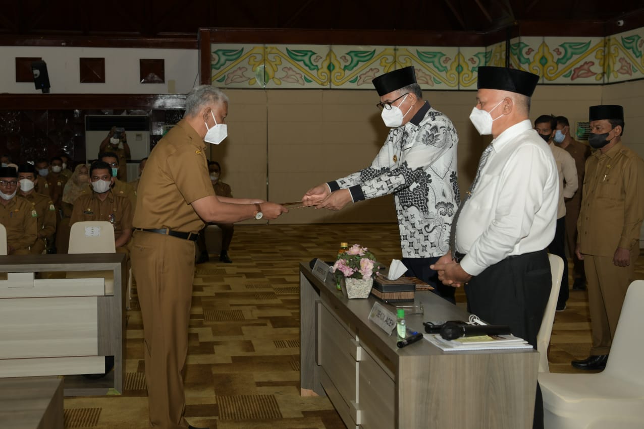 Gubernur Aceh, Ir.H.Nova Iriansyah, MT didampingi Sekda, dr. Taqwallah, M.Kes, menerima dokumen Pakta Integritas yang di tandatangani para Kepala SKPA di Anjong Monmata, Banda Aceh, Selasa (30/11/2021). Humpro