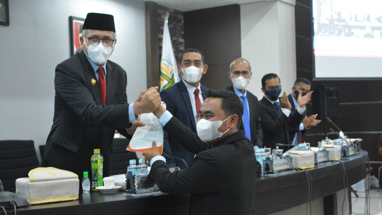 Juru bicara Fraksi Partai Nanggroe Aceh (PNA), M. Rizal Fahlevi Kirani saat menyerahkan pendapat akhir Fraksi  kepada Gubernur Aceh, Nova Iriansyah dalam Rapat Paripurna pembahasan RAPBA tahun 2022, Selasa (30/11/2021) malam. Foto: Dok. Ist)