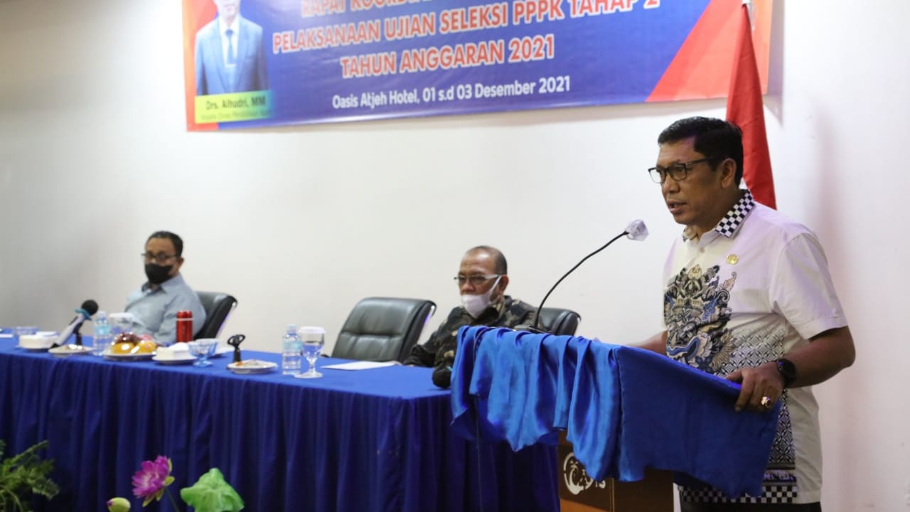 Kepala Dinas Pendidikan Aceh, Alhudri saat membuka rapat koordinasi tahap I untuk pelaksanaan ujian seleksi PPPK Tahap II Tahun Anggaran 2021 di salah satu hotel di Banda Aceh, Kamis (2/12/2021).