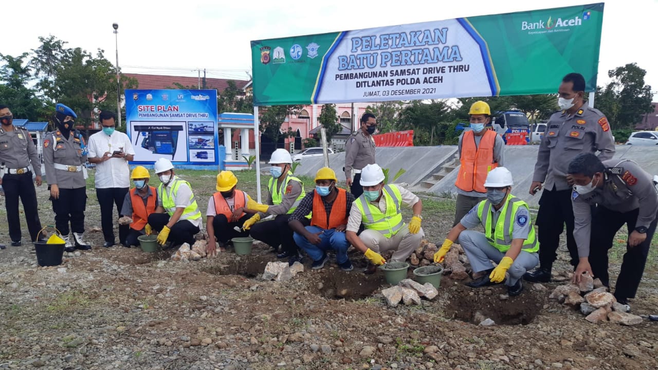 Proses peletakan batu pertama untuk pembangunan Samsat Drive Thru di Mako Ditlantas, Lamteumen, Kota Banda Aceh, Jum'at (3/12/2021). Foto: Dok. Ist