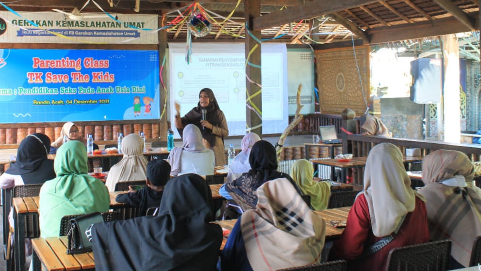 Ibu Risda saat memaparkan materinya dalam acara Parenting Class yang digelar TK Save The Kids Banda Aceh, Sabtu (4/12/2021). Foto: humas STK.