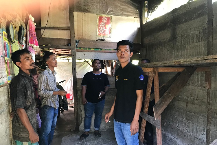 Yayasan Lemka saat Meninjau Rumah Warga yang di Renovasi, (Foto: Dok.Ist)