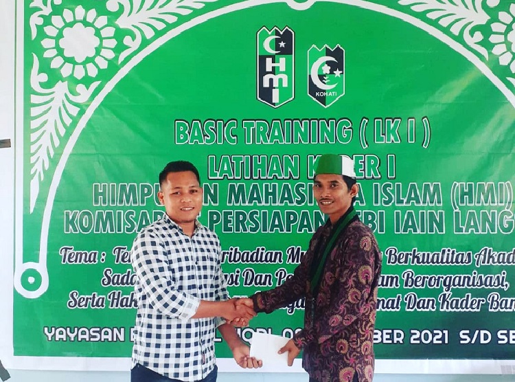 Fachrul Razi berikan bantuan kepada HMI Cabang Langsa 
Melalui Ketua SPMA, (Foto: Dok. Ist)
