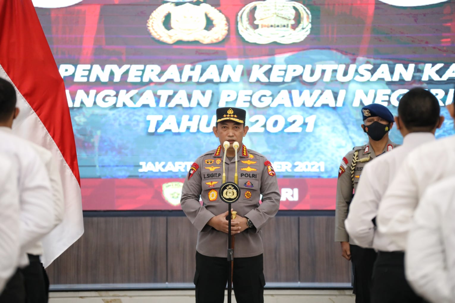 Kapolri Jenderal Listyo Sigit Prabowo saat melantik 44 orang eks pegawai Komisi Pemberantasan Korupsi (KPK) menjadi Aparatur Sipil Negara (ASN) di Instansi Polri. Kamis (9/12/2021). Foto: Dok. Ist