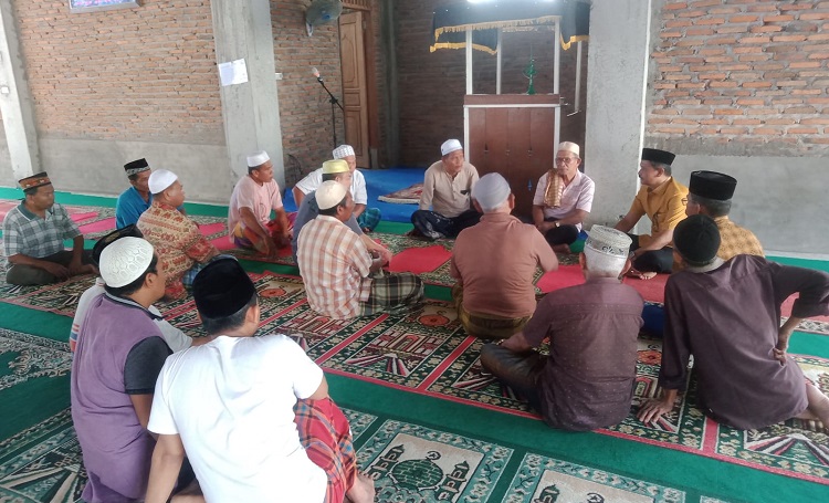 Bantuan Diserahkan Junaidi secara Simbolis kepada Masyarakat esa Rambung