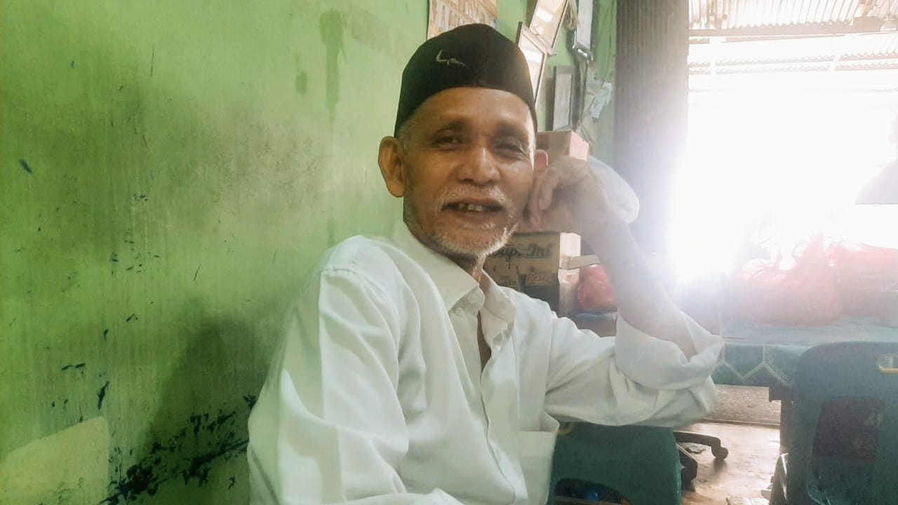Pemilik Warung Makan Yahmin Rukoh, Kecamatan Syiah Kuala, Kota Banda Aceh. (Foto: Nukilan/Hadiansyah)