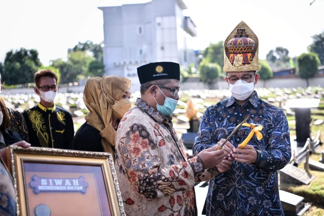 Gubernur Aceh saat meresmikan pemugaran makam Sultan Alaidin Muhammad Daud Syah di Jakarta Timur, Senin (13/12/2021). Foto: facebook.