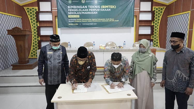 Kakankemenag Aceh Besar, H Abrar Zym bersama Ketua PD IPI Aceh, Nazaruddin, Menandatangani Naskah Kesepakatan Kerjasama Bimtek Pengelolaan Perpustakaan Sekolah, (Foto: Dok Ist)
