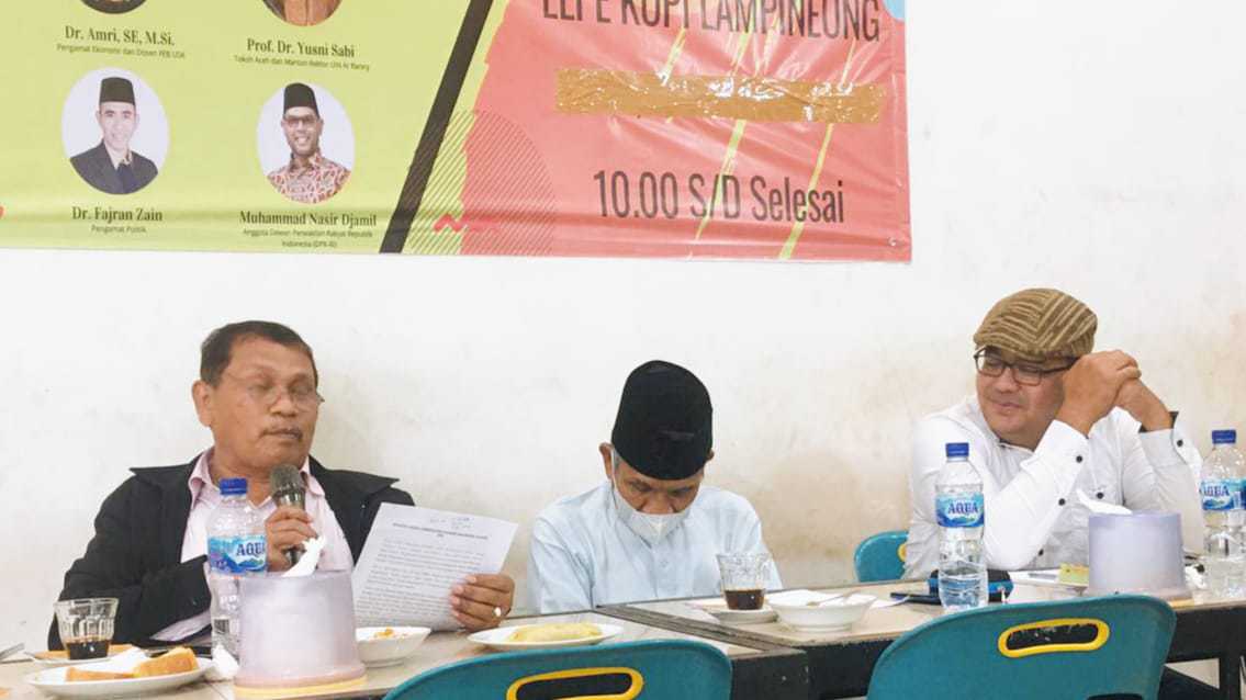 Pengamat Ekonomi dan Dosen FEB USK, Dr. Amri, S.E., M.Si (kiri), Mantan Rektor UIN Ar-Raniry, Prof. Dr. Yusni Sabi (tengah), dan Akademisi Hukum USK, Kurniawan S, S.H., LL.M (kanan) dalam acara diskusi refleksi kinerja pembangunan ekonomi masyarakat di Aceh tahun 2021. (Foto: Nukilan)