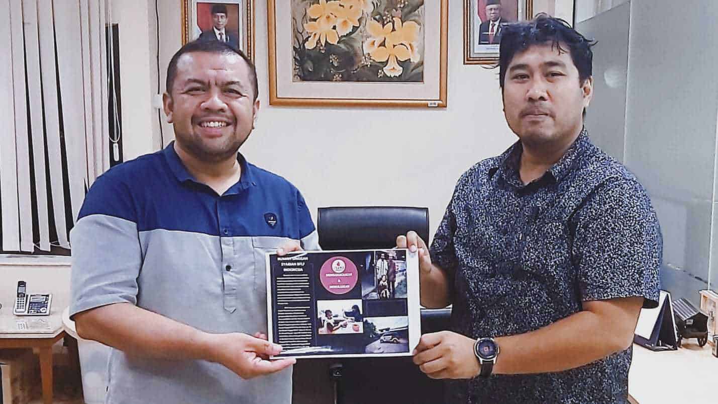 Founder Blood For Life Foundation (BFLF) Michael Octaviano bersama senior manager planning development angkasa pura II, Agus Lubiskh. (Foto: Dok. Ist)