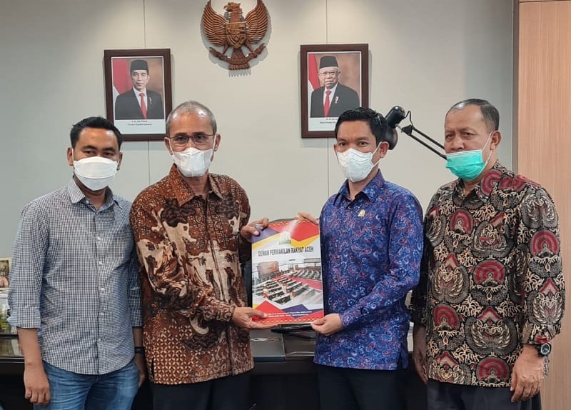 Menyerahkan Laporan Pansus LHP-BPK kepada Wakil Ketua DPR Aceh, (Foto: Dok.Ist)