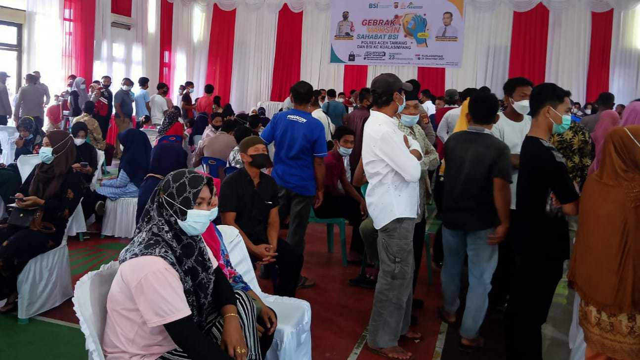 Pelaksanaan vaksinasi massal oleh Polres Aceh Tamiang bersama BSI Kuala Simpang, Aceh Tamiang. (Foto: Nukilan/Poris)