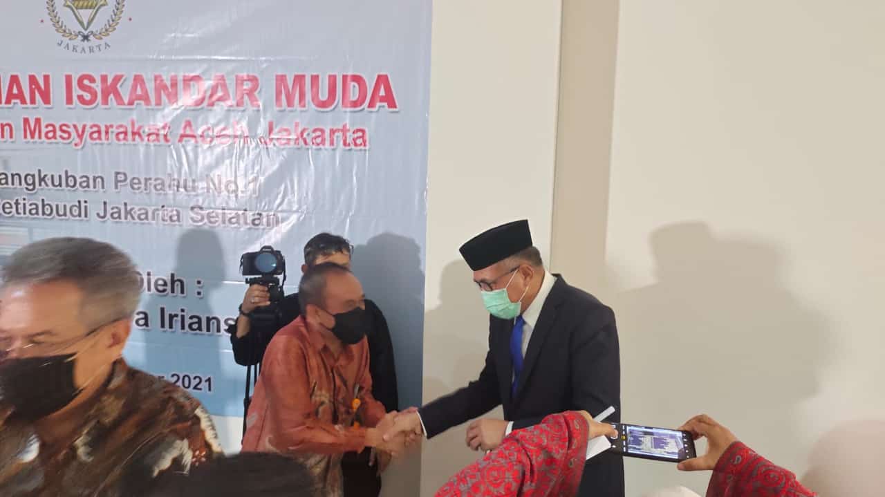 Direktur Utama PT Tamiang Elevator Indonesia,. Sugianto, SE,MM   saat bersalaman dengan Gubernur Aceh di acara peresmian wisma TIM. (Foto: Dok. Ist)