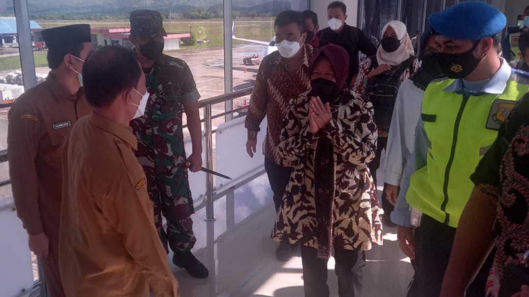 Menteri Sosial, Tri Rismaharani saat tiba di Bandara Internasional Sultan Iskandar Muda, Selasa (21/12/2021). Foto: Dok. Ist