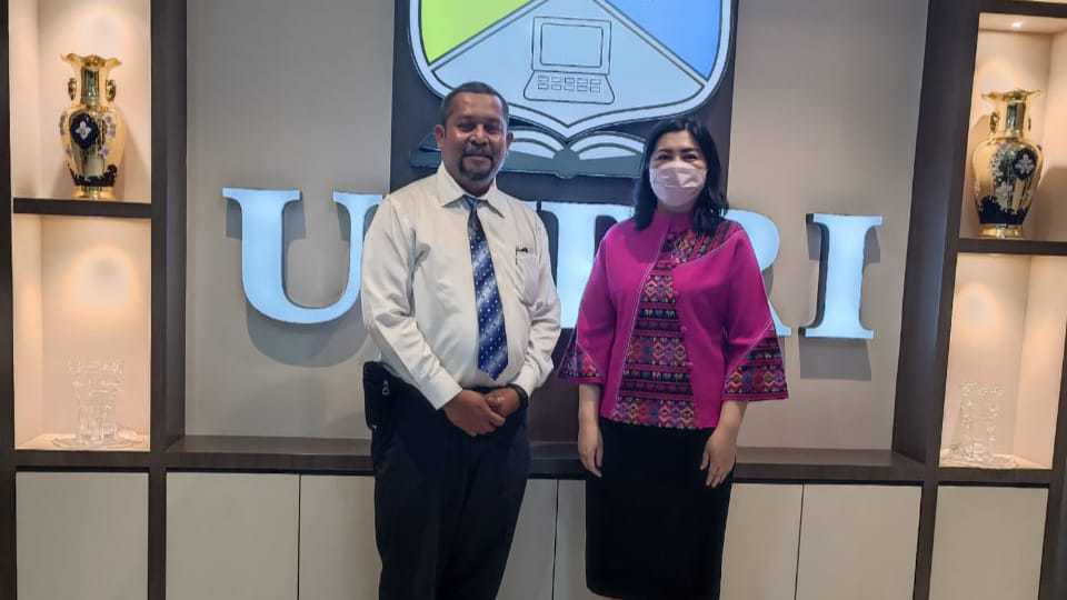 Rektor UNIKI, Prof Dr Apridar MSi bersama Rektor UNPRI, Prof Dr Chrismis Novalinda. (Foto: DOk. Ist)