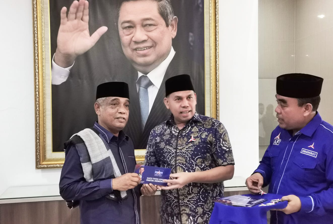 Waled Husaini bersama Ketua DPD Partai Demokrat Aceh, Muslim, SHI, MM dan Sekretaris DPD Demokrat Aceh, Arif Fadillah. (Foto: Nukilan/JI)