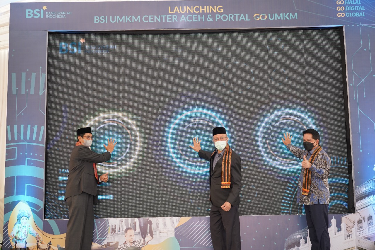 Direktur Utama PT Bank Syariah Indonesia Tbk (BSI) Hery Gunardi (tengah) bersama Wali Nanggore Aceh Paduka Yang Mulia Tengku Malik Mahmud Al Haythar (kanan) dan Staff Ahli Gubernur Aceh Bidang Perekonomian Keuangan dan Pembangunan Iskandar Syukri (kiri) saat meresmikan UMKM Centre di Banda Aceh, Kamis (29/12). Foto: Ist