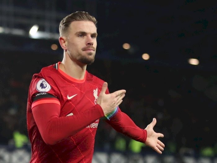 Kapten Liverpool Jordan Henderson merayakan golnya ke gawang Evertond di lanjutan Liga Inggris 2021-2022. (REUTERS/Carl Recine)