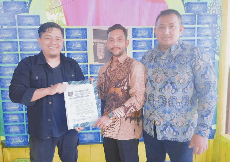 Ketua YLBH-AKA, Serahkan SK ke Pengurus YLBH-AKA Aceh Barat (Foto: Dok.Ist)