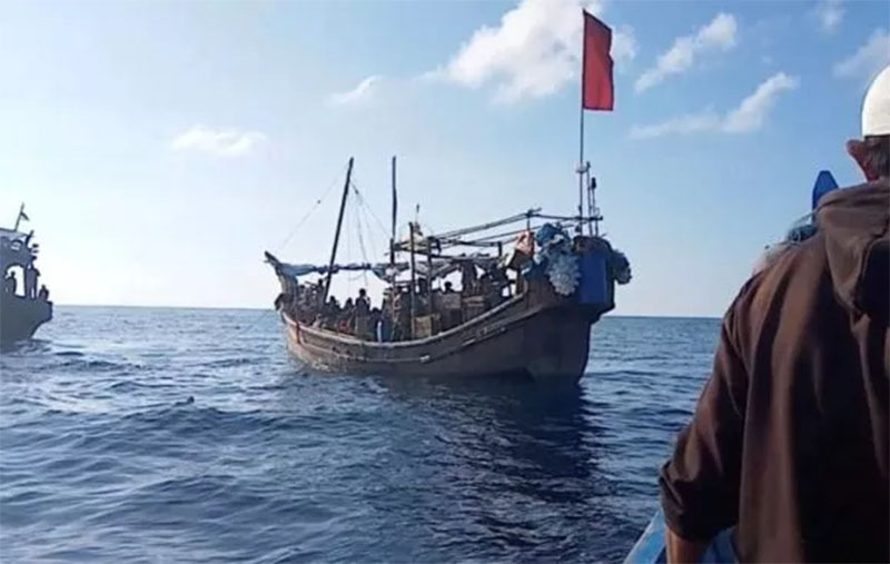 Kapal yang membawa Rohingya terdampar di laut Indonesia, Senin (27/12/2021). [Foto: Antara]