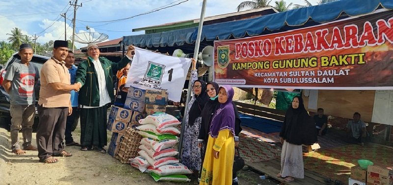 Penyerahan Bantuan Kebakaran oleh Tgk Syarifuddin, (Foto: Dok.Ist)