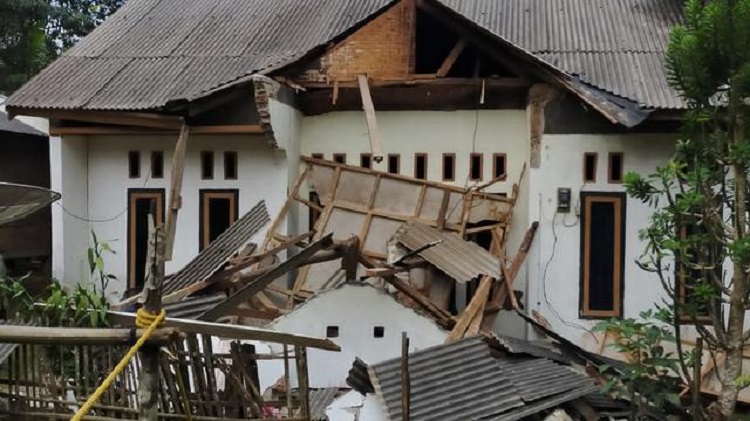 Rumah rusak akibat gempa Banten, Jumat (14/1/2022). (Foto: Dokumentasi BNPB).