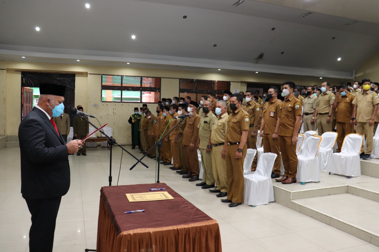 Bupati Aceh Tengah Drs. Shabela Abubakar saat melantik dan mengambil sumpah Penyetaraan Jabatan Struktural ke Jabatan Fungsional di lingkungan Pemerintah Kabupaten Aceh Tengah, bertempat di Gedung Olah Seni (GOS) Takengon, Jum’at (31/12/21). Foto: Dok. Ist