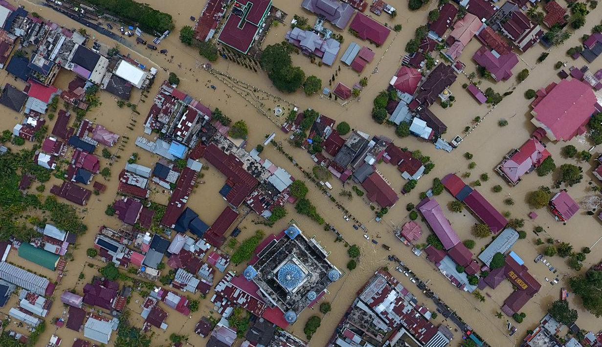 Foto udara menunjukkan bangunan, termasuk masjid (tengah bawah) terendam banjir di Lhoksukon, Aceh Utara 3 Januari 2022. Ketinggian air banjir di Lhoksukon mencapai dada orang dewasa. (Foto: Zikri Maulana/AFP).