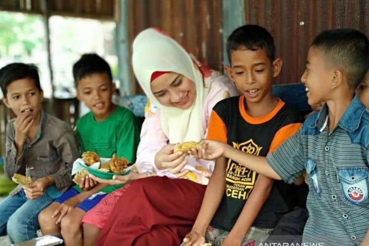 Ilustrasi - Anggota DPR Aceh Darwati A Gani saat bermain dengan anak-anak (Foto: Antara)