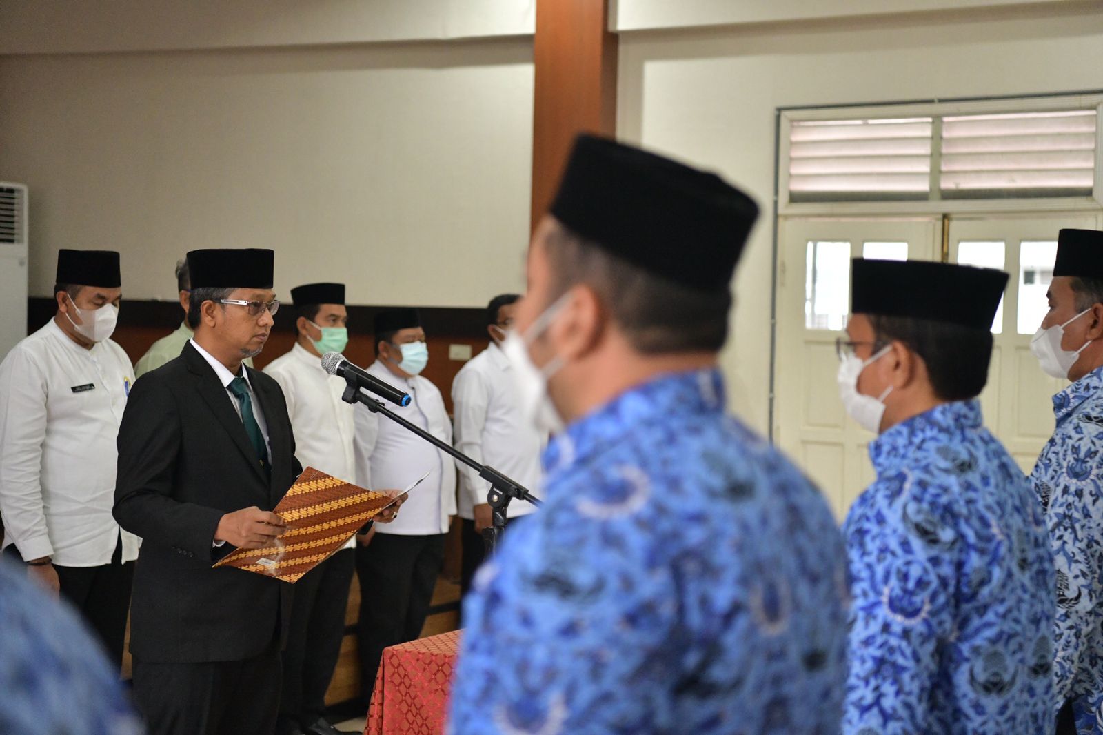 Asisten Administrasi Umum Sekda Aceh, Dr. Iskandar AP, M.Si, saat melantik sejumlah Pejabat Administrator dan Pengawas pada lingkup Pemerintah Aceh, di Aula Badan Kepegawaian Aceh, Jum’at (31/12/2021). Foto: Humpro