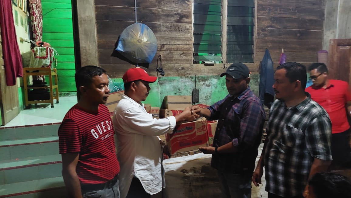 Ketua DPRK Bersama DPW PA Aceh Timur Bantu Warga Terdampak Banjir
