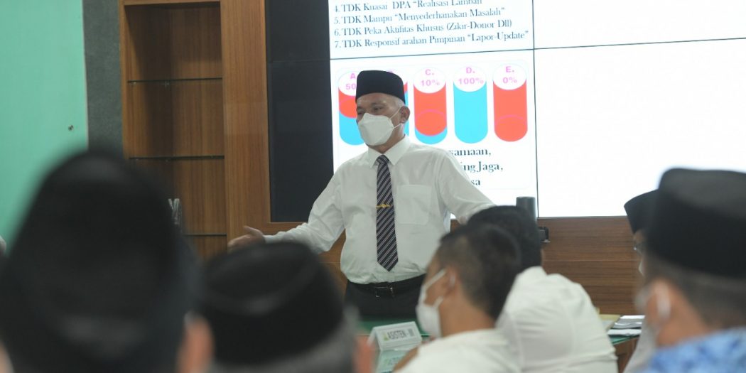 Sekretaris Daerah Aceh, dr. Taqwallah M.Kes, memberikan arahan kepada para Pejabat SKPA di ruang rapat Sekda Aceh, Banda Aceh, Jumat, (7/1/2022). Foto: Humpro