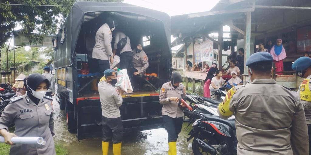 Polwan Polda Aceh Salurkan Bantuan untuk Korban Banjir