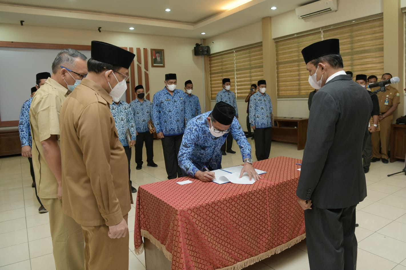 Asisten Pemerintahan dan Keistimewaan Aceh, Dr. M. Jafar, SH. M.Hum atas nama Gubernur Aceh, saat mengambil sumpah jabatan serta melantik 14 Pejabat Administrator dan Pengawas di Lingkungan Pemerintah Aceh, di Aula Badan Kepegawaian Aceh, Banda Aceh, Senin (10/1/2022). Foto: Humpro