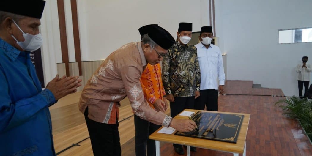 Gubernur Aceh Ir. H. Nova Iriansyah, MT bersama dengan Gubernur Riau, Drs.H. Syamsuar, M.Si, saat menandatangani Prasasti Peresmian Gedung Serba Guna Masyarakat Aceh di Pekanbaru, Riau, Minggu (16/1/2022). Foto: Humpro