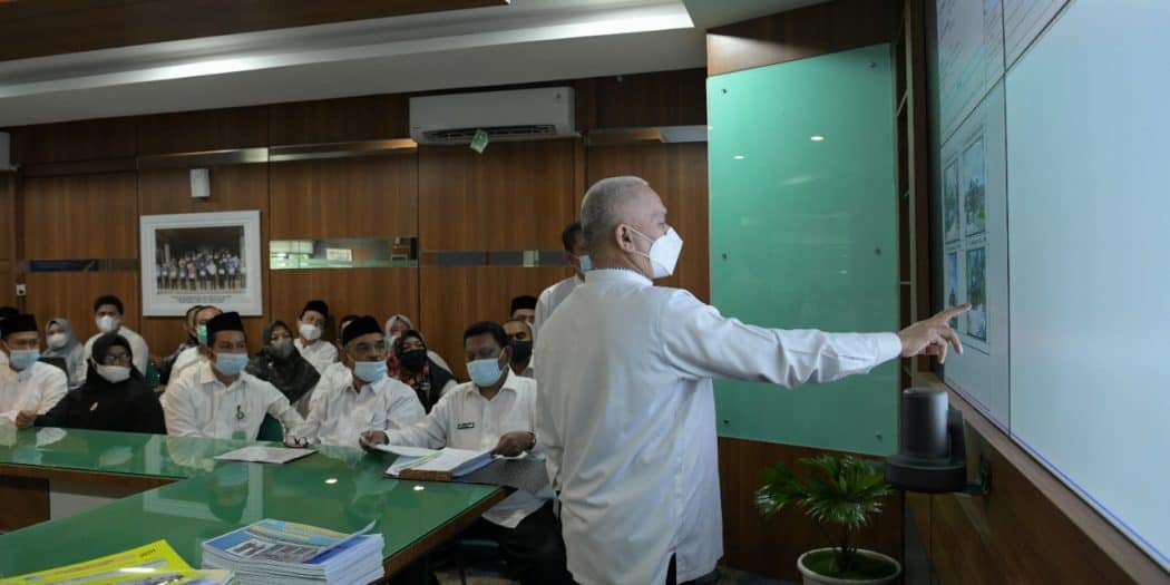 Sekretaris Daerah Aceh, dr. Taqwallah, M.Kes memberikan arahan pada presentasi buku kerja Pejabat Struktural dan Pejabat Fungsional Penyetaraan Eselon 4 Pemerintah Aceh Tahun 2022, di Ruang Rapat Sekda Aceh, Banda Aceh, Jumat (21/1/2022). Foto: Humpro