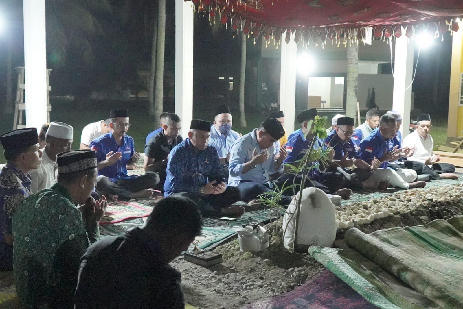 Rombongan DPD Demokrat Aceh saat berziarah ke makam Waled Marhaban, Minggu (30/1/2022) malam. Foto: Dok. Ist.