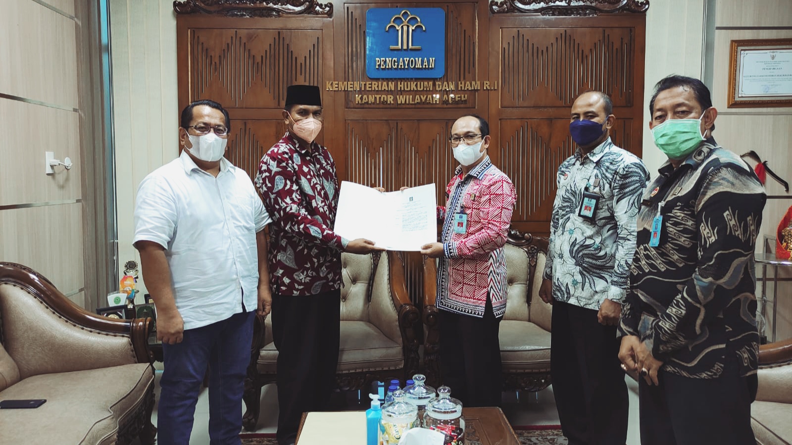 Kepala Kemenkumham Aceh, Meurah Budiman saat menyerahkan SK DPP PNA kepada Sekjen PNA, Miswar Fuadi. (Foto: Humas)